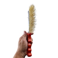 щетка металлическая латунированная ручная 250 мм, пластиковая рукоятка, красная, мягкая оптом